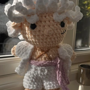 virkad plushie, luffy gear 5 (one piece) - Supergulliga virkad luffy i fluffigt vitt garn, med en bred passform och ett ljust lila knytbälte i midjan. Perfekta för dig som gillar unika och handgjorda plushies med mjuk känsla och cozy vibe.