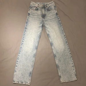Jeans  - Snygga blå jeans från Bik Bok med rak passform. Jeansen är höga i midjan och är i ljus tvätt. Jeansen sitter riktigt fint på, men har tyvärr blivit liggande och förtjänar att användas mer. 