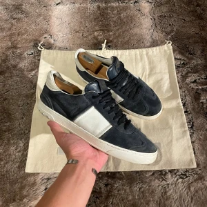 Valentino Flycrew  - Tja, säljer dessa Valentino garavani skor. Modell flycrew som inte tillverkas längre. Helt okej skick överlag (be gärna om bilder innan köp). Storlek 42 men passar 43. PRISET KAN PRUTAS GANSKA MYCKET VID SNABB AFFÄR. Om du har frågor eller vill ha bilder på defekterna så är det bara att höra av dig.