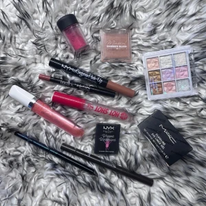 Smink kit - Sminkkit med oanvänt smink. Paketet innehåller: 1 eyeliner från Catrice, 1 eyeliner från Mäc, 1 läppglans från Hotshot, 1 läppglas, 1 ögonbrynspenna, 2 läppennor från nyx, 1 highlighter palett, 1 blush från Makeupmekka, 1 ögonskugga från Mäc, 1 ögonskugga från Nyx  Pris kan diskuteras!  #smink #kit #sminkkit #nyttsmink #skönhet #mäc #ögonskugga #foundation #puder #blandatsmink #blandat #sminkset #skönhetsset #skönhetskit #alltsmink #oanväntsmink #guess #guessmakeup  #lipstick 