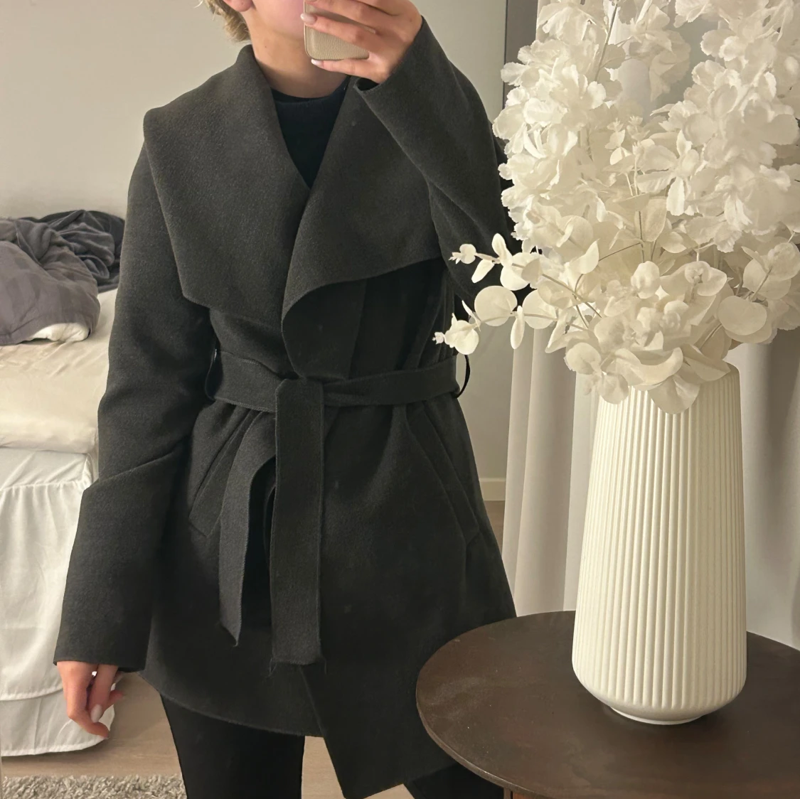 Svart omlottkappa med band