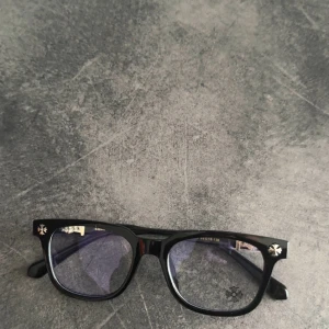 Chrome Hearts Glasögon - 🕶️ Väldigt snygga Chrome hearts glasögon, perfekt for vilken outfit som helst.                                                                           Kan användas vid datorskärm (Blue light protection), när du pluggar eller bara vill se extra stilig ut! 📦Fraktas samma dag!🚚 ✅Hör av er vid funderingar & intresse! Svarar snabbt😊