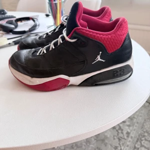 Jordan Max Aura 3 - Snygga och bekväma Jordan Max Aura 3 säljes. Använda men i gott skick, inga större defekter, endast normalt slitage. Klassisk Jordan-design med bra komfort och stilren look. Perfekta för både vardag och träning. 
