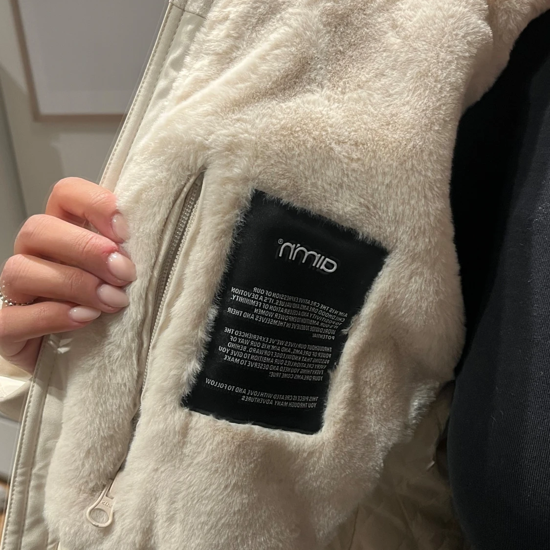 Beige pufferjacka med bälte från Aímn - 3