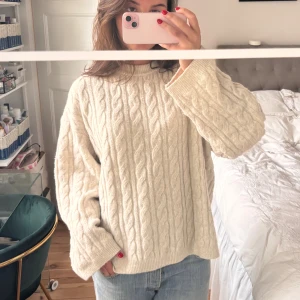 Kabelstickad tröja - Så snygg perfekt till hösten storlek S men oversized