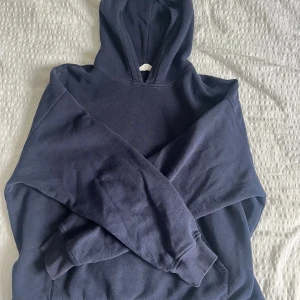 Mörkblå hoodie - En basic mörkblå hoodie med huva.