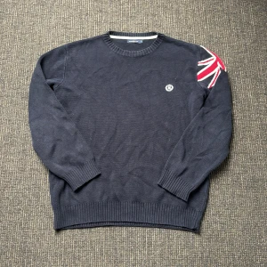 Marinblå Tröja från Henri Lloyd  - En snygg mörkblå tröja från Henri Lloyd. Passar perfekt för dem kalla dagarna som kommer. Hör av er vid frågor eller funderingar. Bra skick! Storlek L