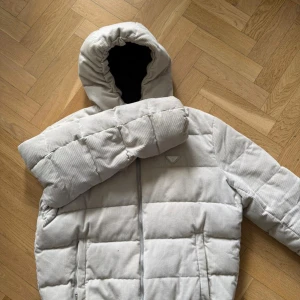 Ljusgrå pufferjacka  - En jätte fin jacka helt ny  priset går att diskutera 