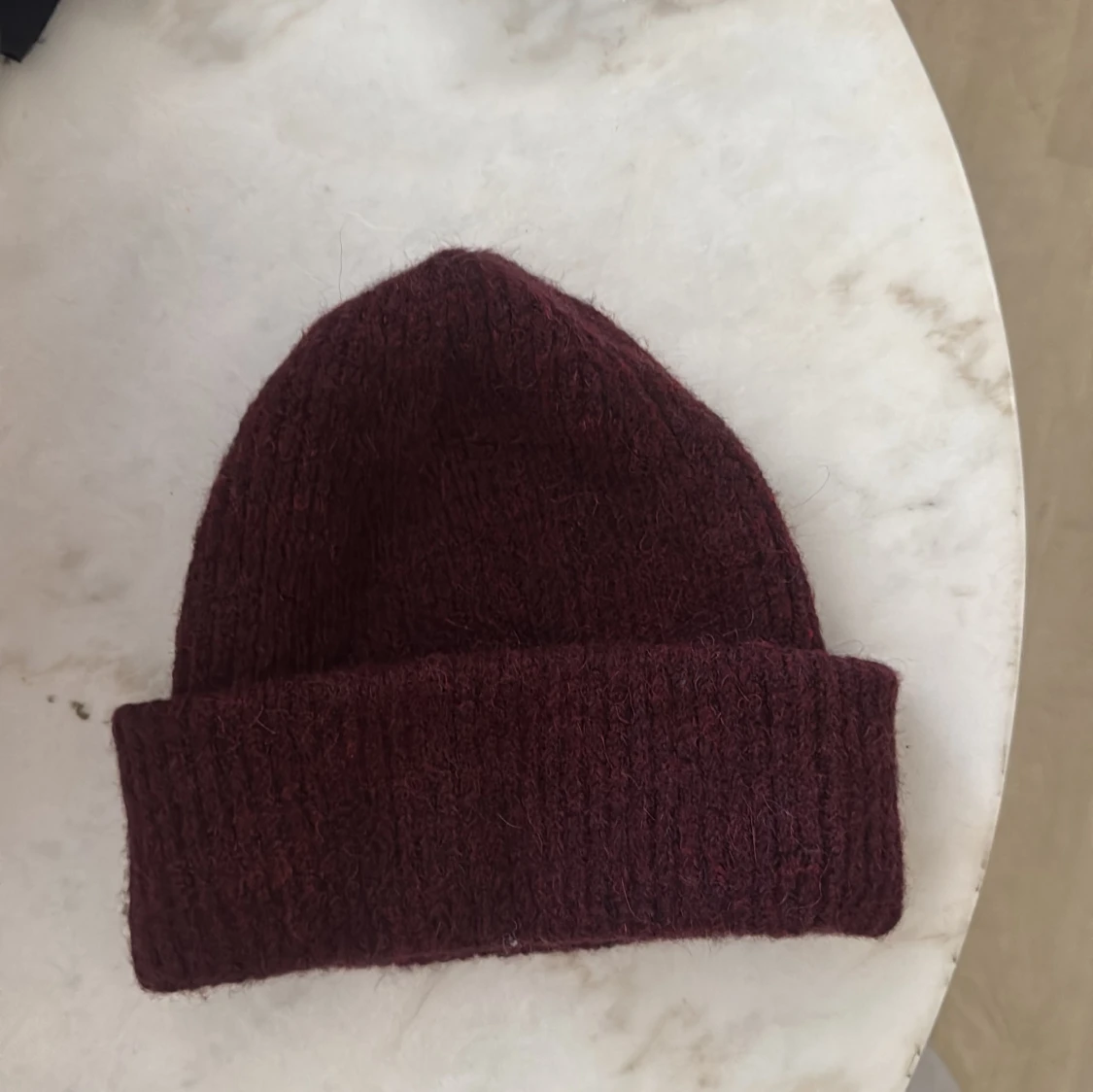 Vinröd stickad mössa från Åhléns