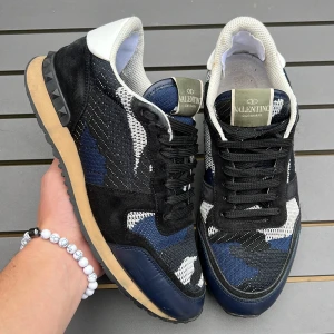 Valentino rockrunners  - Säljer nu dessa stört snygga rockrunners från valentino! Snyggaste färgen man kan hitta🤩 size: 41 ! Skick: 8,5/10 suveränt skick men skador på insidan av hälarna, nypris 7200kr! Hör av dig vid minsta fundering 🤩