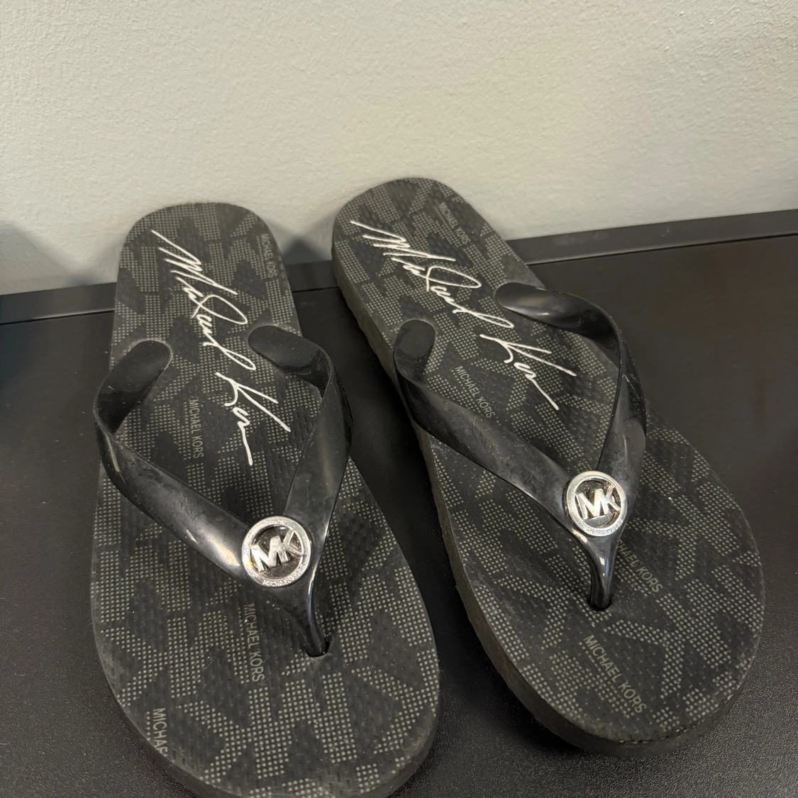Svarta flip-flops från Michael Kors