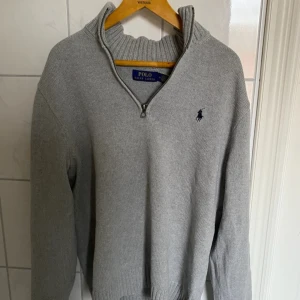 Ralph Lauren half zip - Väldigt fin half zip från ralph Lauren i en grå färg, knappt använd, inga defekter alls och är i nyskick och väldigt bra tröja nu för hösten. Storlek: M. Priset är ej hugget I sten kan diskuteras vid snabb affär. Köpt för 1200kr mitt pris 900kr.