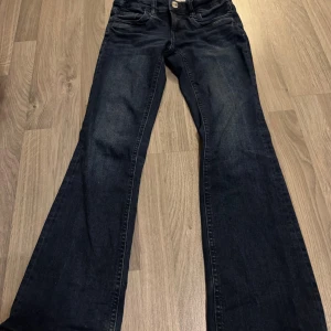 Bootcut jeans från Gina Tricot - Mörkblå bootcut jeans från Gina Tricot liknar ltbs jeans i storlek 158. Low waist. Skriv om frågor!! Pris går altid att diskutera 💕