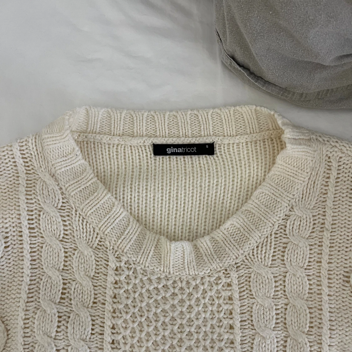 Vit/beige stickad tröja från Gina Tricot - 3