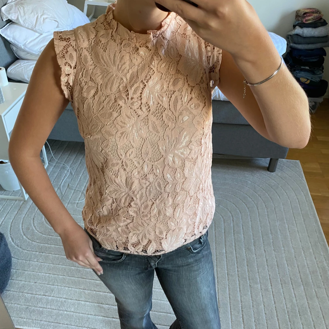 Rosa spetsblus med volangärm