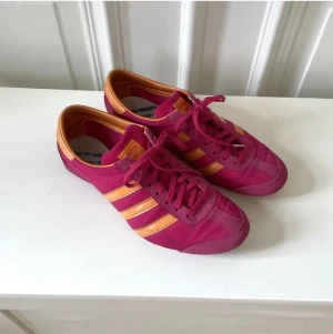 Adidas Skor  - Säljer vidare dessa skor eftersom de intr kommer till användning!💕 Jättefina skor från adidas, Inte mina bilder utan ifrån dem jag köpte dem från sen innan! Kan diskutera priset vid snabbt köp😊