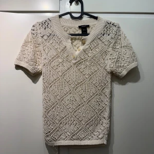 Beige stickad topp från Lindex XS - Säljer en beige stickad topp från Lindex i storlek XS. Toppen har korta ärmar, v-ringning. Använd en gång!!! Skriv för mer bilder och frågor så svarar jag så fort jag kan pris går altid att diskuteras💕💕