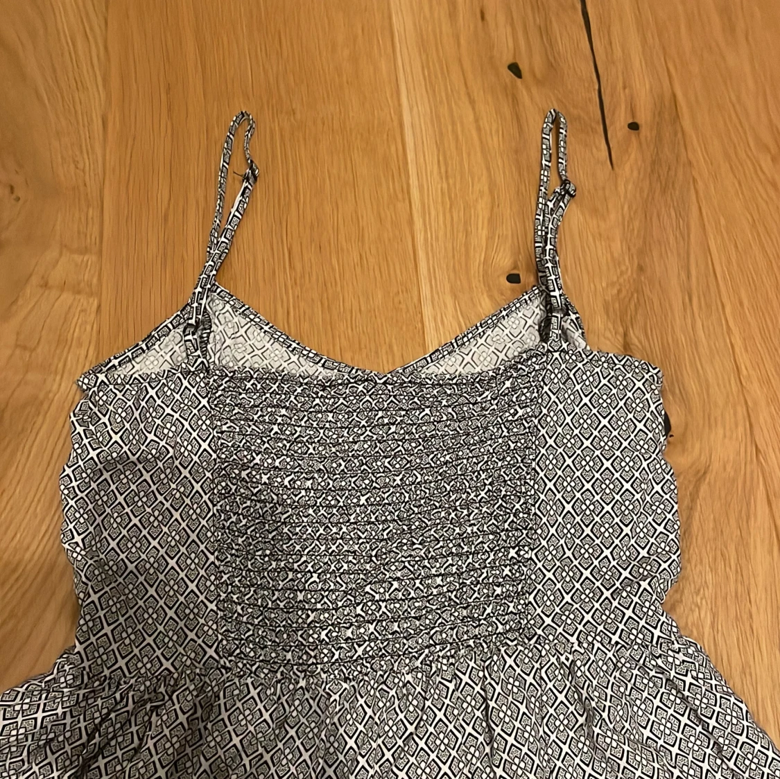 Svartvit kort sommarklänning med mönster - 2