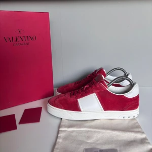 Valentino flycrew  - Säljer ett par snygga Valentino flycrew i storlek 40 passar 41, cond 8/10 saknas en nit men annars väldigt bra skick! Kommer med OG box och booklets