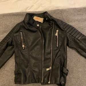 Svart skinnjacka - Skinnjacka från Chiquelle som tyvärr är för liten. Står att det är storlek 36 men den är väldigt liten så skulle snarare säga 32/34, använd mycket men finns inga defekter eller annat. Super fin kvalite !🌸