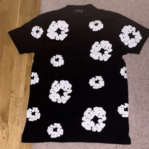 T-shirt från denim tears - S men passar även M. Använt typ 1 gång.