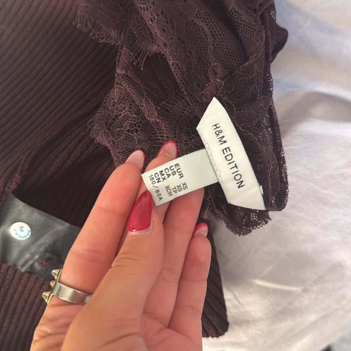 Vinröd  spetsig topp från H&M Edition - 2