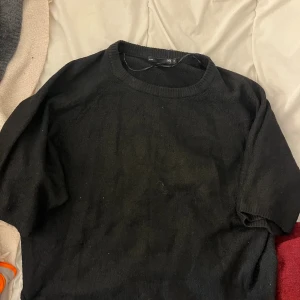Svart stickad tröja från 157 - En svart stickad tröja från 157 i storlek M med korta ärmar 💞
