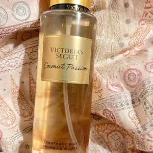 Victoria's Secret Coconut Passion Mist - Fragrance mist med tropisk känsla från Victoria's Secret. Ingredienser: Alcohol Denat., Water, Parfum, Propylene Glycol, Glycerin m.fl. Tillverkad i USA. Perfekt för dig som vill ha beach vibes året runt.