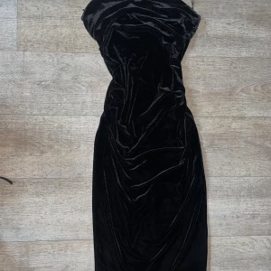 Svart klänning från zara - säljer denna jättafina svarta ”mermaid style” klänning från zara med pärlor och slit på baksidan. Endast använd 1 gång. Skriv privat för mått eller frågor💗