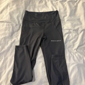 Tights/ tränings byxa  - Svarta träningsbyxor med ficka på sidan. Storlek xs ifrån Röhnisch. 