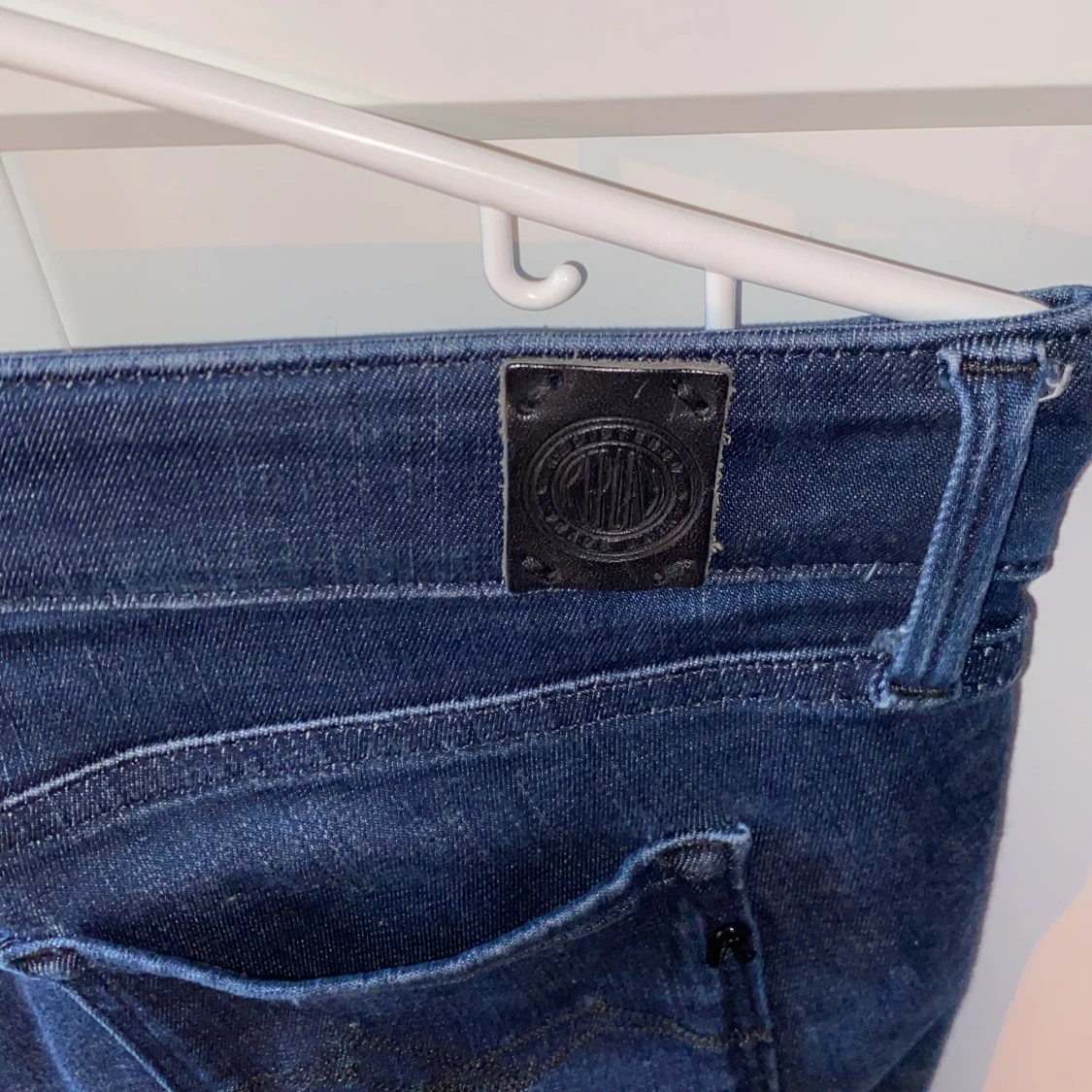 Mörkblå slim jeans från Replay - 2