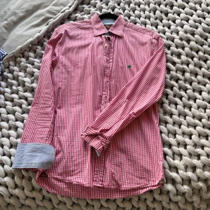 Röd och vit rutig Morris skjorta  - Säljer denna röd och vit rutig Morris skjortan, sitter som S eller XS! Använd men skicket är som nytt! 