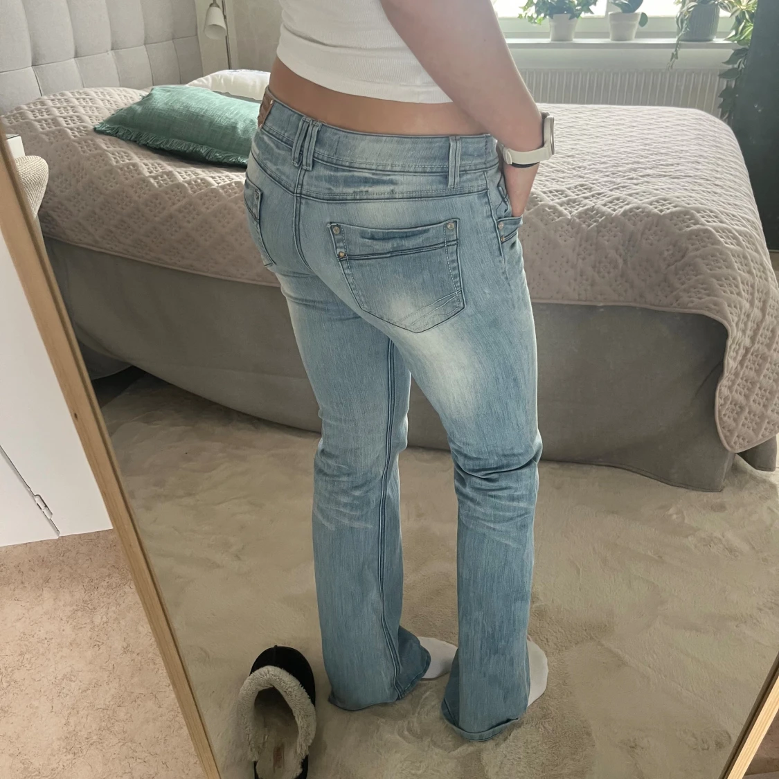 Ljusblå lågmidjade och utsvängda jeans - 1