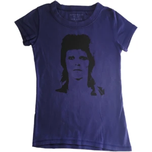 Mörklila David Bowie band tröja/ T-shirt med tryck/ Graphic topp  - Mörklila T-shirt med svart David Bowie tryck på! 100% bomull, Står L men passar mer S/M