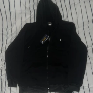 Ralph Lauren Zip Hoodie - Svart Zip hoodie från Ralph Lauren i strl S, oanvänd 🙂 OBS‼️Inte original därav det billiga priset 