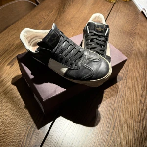 Valentino flycrews - Riktigt snygga valentino flycrews i svart färg| Allt og finns, dustbag kort mm| Skicket är super bra bara lite smutsiga| 4 nitar borta| Hör av er vid fler funderingar|