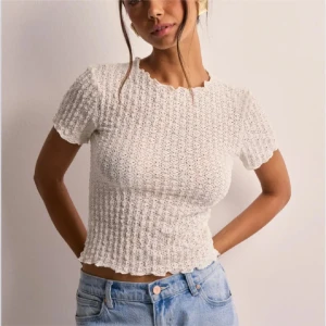 vit topp - Säljer en söt vit spetstopp i storlek xs! Endast använd en gång