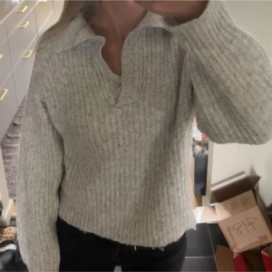 grå stickad tröja - jättesöt grå stickad tröja som aldrig har kommit till användning så i superfint skick! tröjan är från gina tricot och i storlek s