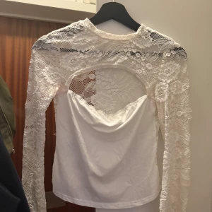 Venderby’s långärmad spetstopp - Säljer denna snygga tröja från Venderby’s! 🤍🤍🤍🤍 Som nyskick men fått en liten rosa detalj nedanför armhålan vilket inte syns om man kollar noga! 