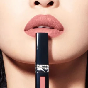 Dior Rouge Liquid Lipstick 221 Chic Matte - aldrig använd - Dior Rouge Dior Liquid i nyansen 221 Chic Matte är ett flytande läppstift med matt finish. Färgen är en mjuk, dammigt rosa ton och förpackningen är elegant med svart hylsa och genomskinligt fönster som visar färgen. Innehåller 6 ml. Aldrig använd! 💕