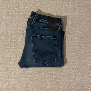 Replay anbass jeans - Tja! Säljer denna feta jeans från Replay!| Modell: Anbass| Mycket gott skick, men lite slitet i skrevet, inget man ser!| Pris alltid diskuterbart!| Vid fler frågor tveka inte att kontakta mig!| //Nils