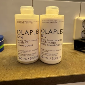 Olaplex No.4 & No.5 Bond Maintenance Shampoo & Conditioner - Olaplex No.4 Bond Maintenance Shampoo och No.5 Conditioner, 250 ml vardera. Förstärker, reparerar och vårdar alla hårtyper. Produkterna ser ut att vara öppnade men i gott skick. Perfekt för dig som vill ha starkare och friskare hår.