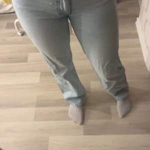 Ljusblå straight jeans från Gina Tricot -  Trendiga ljusblå jeans från Gina. Raka ben och normal passform. Jeansen är tillverkade i bomull och har en snygg, enkel look som passar till det mesta. Perfekta för dig som gillar en avslappnad stil.🥰På sista bilden ser man en lagning, den är väldigt diskret och ser mer ut som en detalj på jeansen. Därav priset😁säljer för 250kr köpte för 500kr
