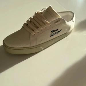 Saint Laurent vita sneakers - Säljer mina as snygga Saint Laurent skor då dem tyvärr inte passar mig! Skorna funkar till alla tillfällen, från fest till vardagen. Priset är ej hugget i sten och går att förhandla! Hör av dig vid frågar eller fler bilder på varan. Skick 10/10 ;)