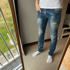 Dondup george jeans - Tja!| Säljer detta feta paret jeans från Dondup!| Modell: George| Mycket gott skick!| Pris alltid diskuterbart!| Kontakta mig vid minsta fråga!| //Nils- pyttesmå fläckar som man inte ser vid användning finns- köp efter 25/10 kommer skickas 30/10!