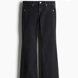 Svarta bootcut jeans -  svarta bootcut jeans. Väldigt lågmidjade. Jeansen är från Hm och materialet är superskönt. Skriv för bild på jeansen!💞