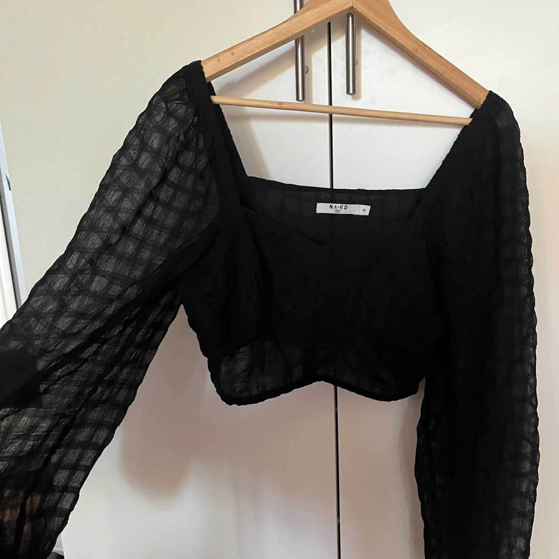 Svart croppad blus från NA-KD