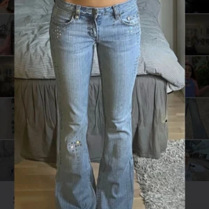 Blå bootcut jeans med paljettdetaljer - Super snygga lågmidjade bootcut jeans med paljettdetaljer! Midjemått och innerbenslängd finns på bildern. De har blivit lite lagade ( se bild) men verkligen inget man tänker på! Köpte på Vinted 💗 det är i storlek ”1” och skulle säga att de passar en XS