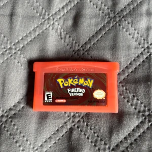 Pokémon FireRed Version Game Boy Advance - Pokémon FireRed Version till Game Boy Advance. Kassetten är i fint skick med tydlig etikett och rena kontakter. Perfekt för samlare eller retrospelare. Inga synliga skador eller slitage på plasten. Spelet är testat och funkar perfekt.