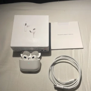 AirPods 3 - säljer ett par airpods 3 använder inte dem längre 